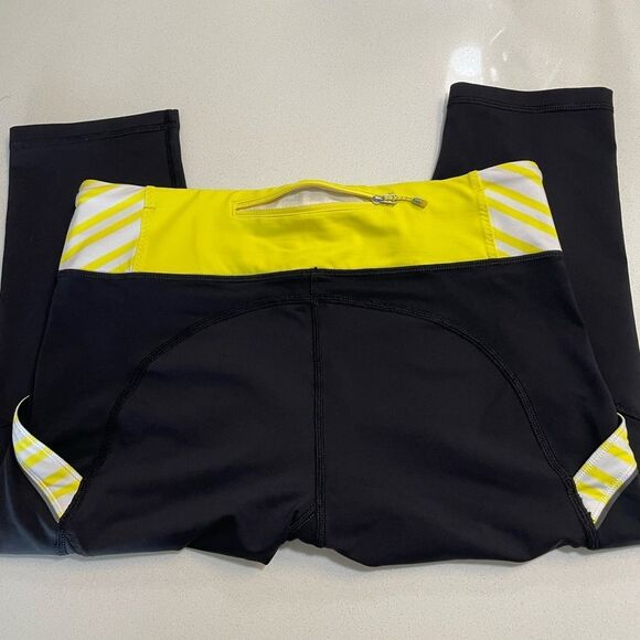 Lululemon Run Mod Moves Black cropped
Leggings size 4 - Picture 6 of 8